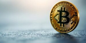 Imagem de uma moeda Bitcoin em uma superfície texturizada.