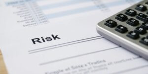 CDB Riscos associados. Investir em CDBs é algo que muita gente pensa em fazer quando quer segurança e um retorno previsível. Mas, como qualquer investimento, tem seus riscos.